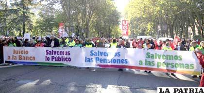 Españoles salen a las calles a protestar en defensa de servicios públicos y pensiones