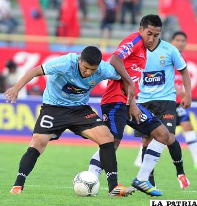 Ortíz domina el balón ante la marca de Rivero