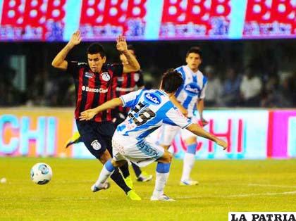 Una acción del partido entre Atlético Rafaela y San Lorenzo que terminó empatado a 2 goles