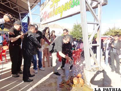 Momento de la ch’alla de la Plaza de Comidas