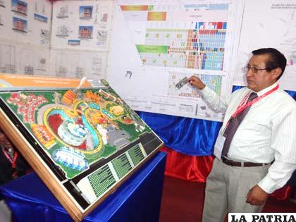 Presidente ejecutivo de Famna, Carlos Méndez, muestra la maqueta del complejo