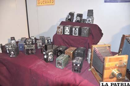 Colección valiosa de cámaras antiguas son parte de la Feria del Desempolvado