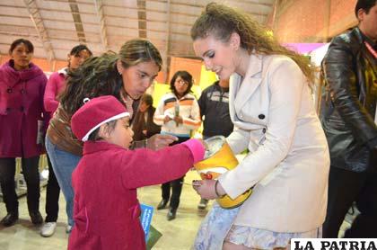 Miss 15 años, Gelwa Abugoch Ismael, junto a una niña que también dona