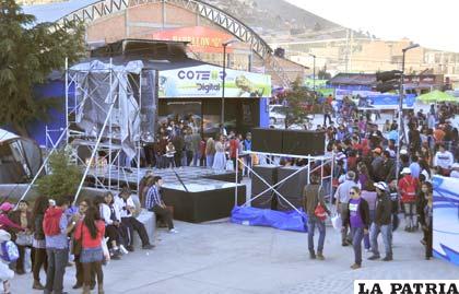 Las filas eran interminables para visitar los stands