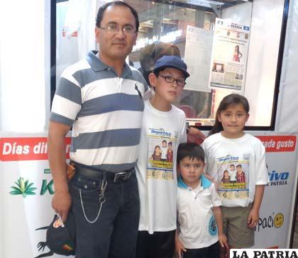 Don Javier Suárez junto a sus tres hijos
