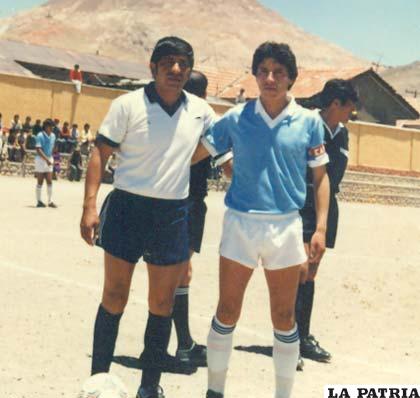 Araya con la casaca blanca en un partido jugado en Potosí en 1969