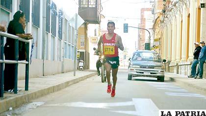 El paceño Eduardo Aruquipa marcha solitario en los tramos finales de la competencia