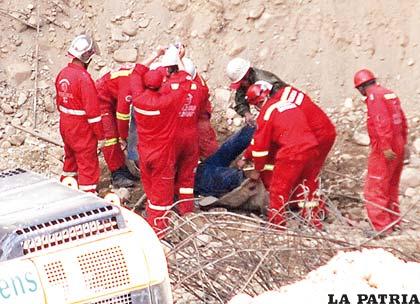 Rescate de uno de los cuerpos de los infortunados trabajadores