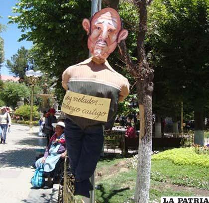Muñeco que representó a los violadores