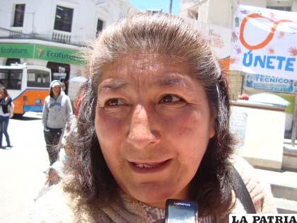 OLIMPIA VILLCA: “Antes no teníamos derechos porque no había posibilidad de denunciar que éramos golpeadas, ahora ya tenemos leyes que nos amparan y eso es bueno, en el futuro el machismo tiene que desaparecer, por eso se debe denunciar cualquier tipo de agresión física, psicológica y otras que provocan incluso un daño emocional”.