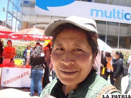 CLAUDINA HUANCA: “Es algo negativo la violencia contra la mujer, esto no debe haber porque yo fui también alguna vez víctima de mi esposo y ahora estoy conociendo que hay leyes que nos amparan para que no exista más violencia contra nosotros y los varones no deben golpearnos más y nuestros hijos pueden actuar igual, debemos vivir en paz y amor que es lo que necesitamos”.