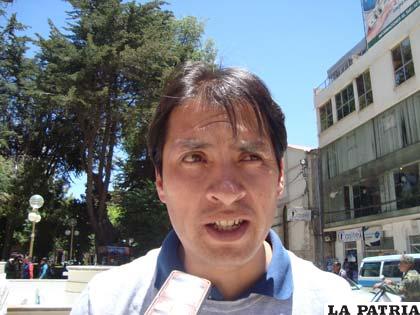 ORLANDO ALANDIA: “Creo que recordar que no debe haber violencia el 25 de cada mes es bueno, me parece un buen paso, porque existen índices que aseguran que la violencia incrementó en Oruro y en todas partes de Bolivia, es algo que no se puede permitir y si es preciso se debe recordar cada día, no debe existir violencia en contra de las mujeres”.