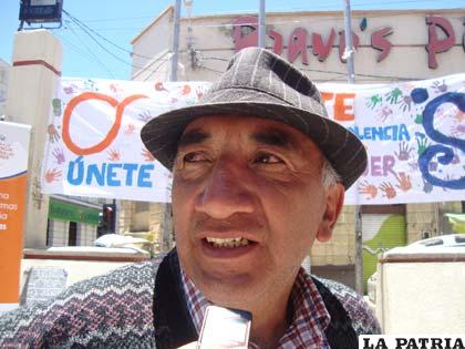 GERMÁN REVOLLO: “Creo que mucho depende de la educación que se brinda en los hogares, obedece de cómo se lleve la vida en el futuro de cada persona, la única forma en la que podemos erradicar la violencia contra la mujer es la educación básica y la forma de vivir en los hogares donde no debe existir violencia. Falta mucho por hacer para erradicar las violencia contra las mujeres”.