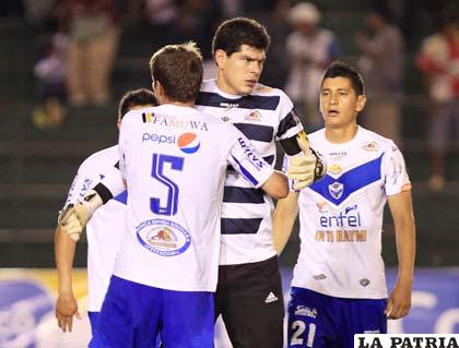 Festejo de los “santos” luego de empatar ante Oriente