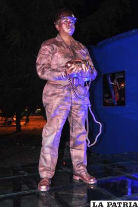 Una de las estatuas vivientes