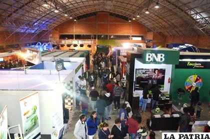 Visitantes en los pasillos del pabellón B