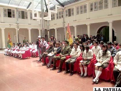 Los estudiantes y autoridades que asistieron al acto de Seguridad Ciudadana