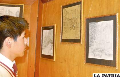Novel artista muestra su talento en exposición de dibujos