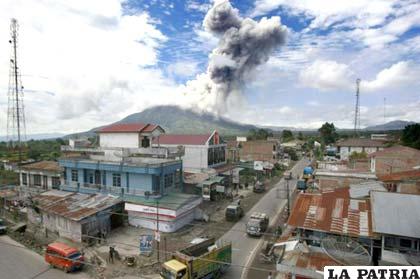Personas desalojan la isla de Sumatra en Indonesia por la erupción del volcán Sinabung