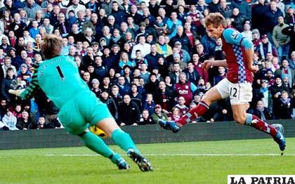 Una escena del partido entre Aston Villa y Ashley Westwood