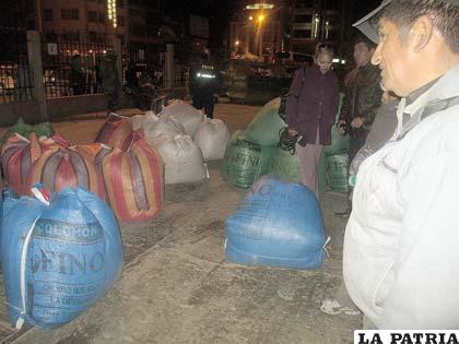 Uno de los detallistas observa los taques de coca que fueron bajados del bus