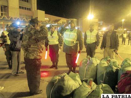 Un efectivo del GEC da parte del hallazgo al general Aracena
