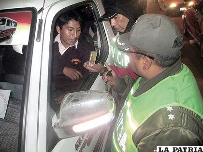 Los choferes recibieron sus boletas de infracción