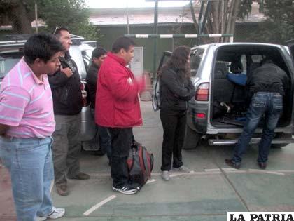 Los dos primeros presuntos autores del atraco durante la requisa del vehículo en el que participaron del hecho