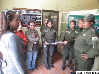 Víctimas durante en la Felcv haciendo conocer el hecho