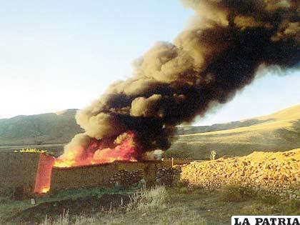 La fábrica de droga durante su destrucción