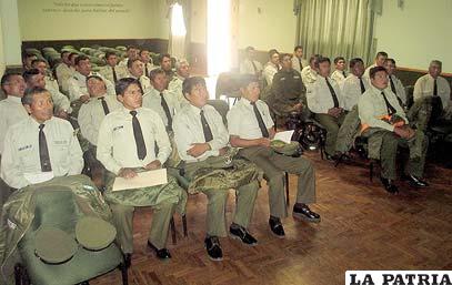 Personal de la Policía Comunitaria durante la capacitación