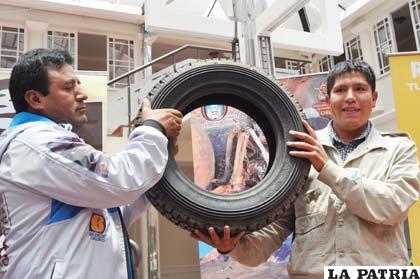 Jairo Chura recibe las llantas de parte de Edgar Soliz
