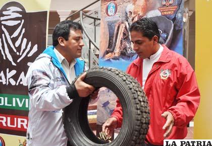 Soliz entrega las llantas de competencia a Miguel Flores
