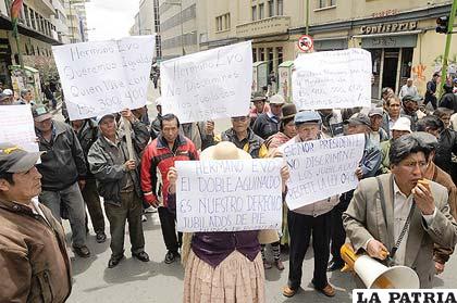 Jubilados protestan por doble aguinaldo, el Gobierno descarta dárselo