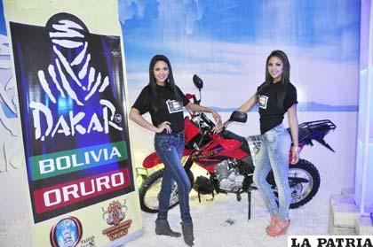 Bellas modelos son parte de la promoción del turismo en el Dakar