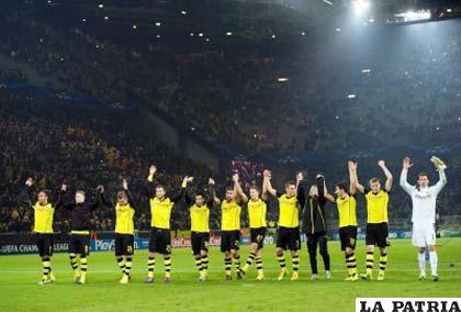 Jugadores de Dortmund celebran el triunfo junto a su público