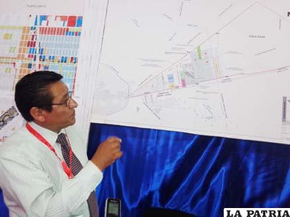 Presidente ejecutivo de Famna, Carlos Méndez, explica uno de los ocho proyectos