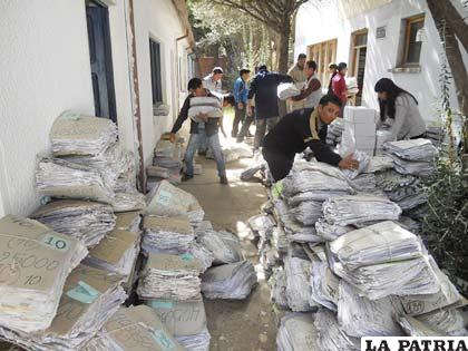 Los funcionarios del Segip trasladan el material a sus nuevas oficinas