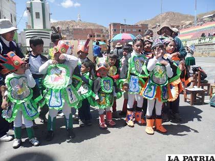Niños con discapacidad que bailaron la diablada luciendo trajes ecológicos