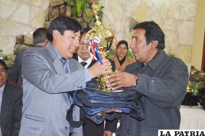 El representante del colegio Bolívar, recibe el trofeo de campeón en voleibol mixto