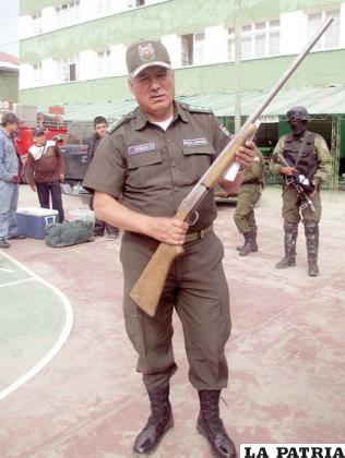 El comandante de Policía, coronel 
Espinoza, muestra la escopeta 
Winchester