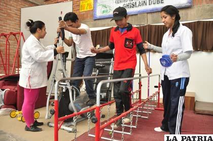 Trabajo con niños en stand de Ghislain Dube