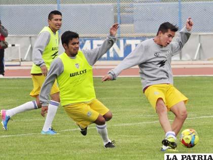 Muñoz con el dominio de la pelota