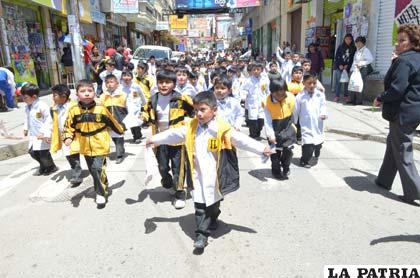 Los estudiantes del Ignacio León durante su recorrido con la danza de la diablada