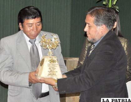 Oscar Dorado recibe el premio
