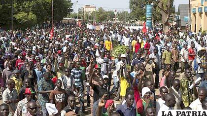 Protestas en Burkina Faso pidiendo la renuncia del presidente