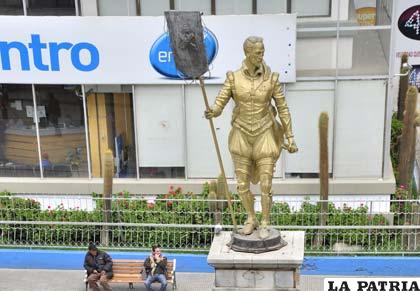 La estatua del fundador de la ciudad de Oruro, Manuel de Castro Castillo y Padilla