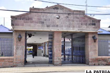 Portada de la estación de trenes en la calle Velasco Galvarro y Aldana