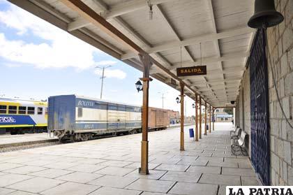 Vista panorámica del andén con la campana y trenes que son la atracción de la estación central