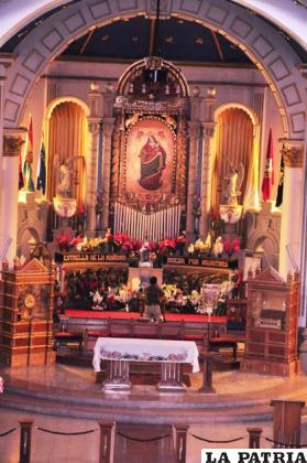 Imponente imagen de la Virgen del Socavón al interior de su Santuario 
